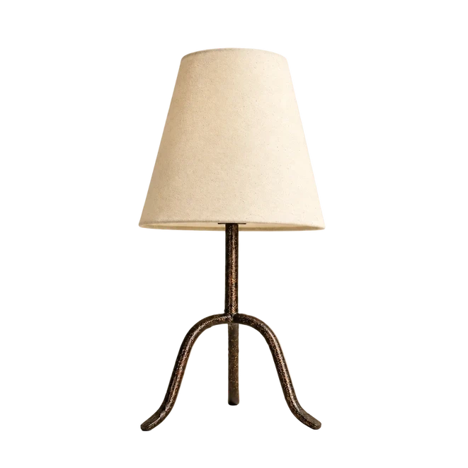Lampe de table Maison Olive Collins avec abat-jour en lin beige et base trépied en fer forgé noir texturé