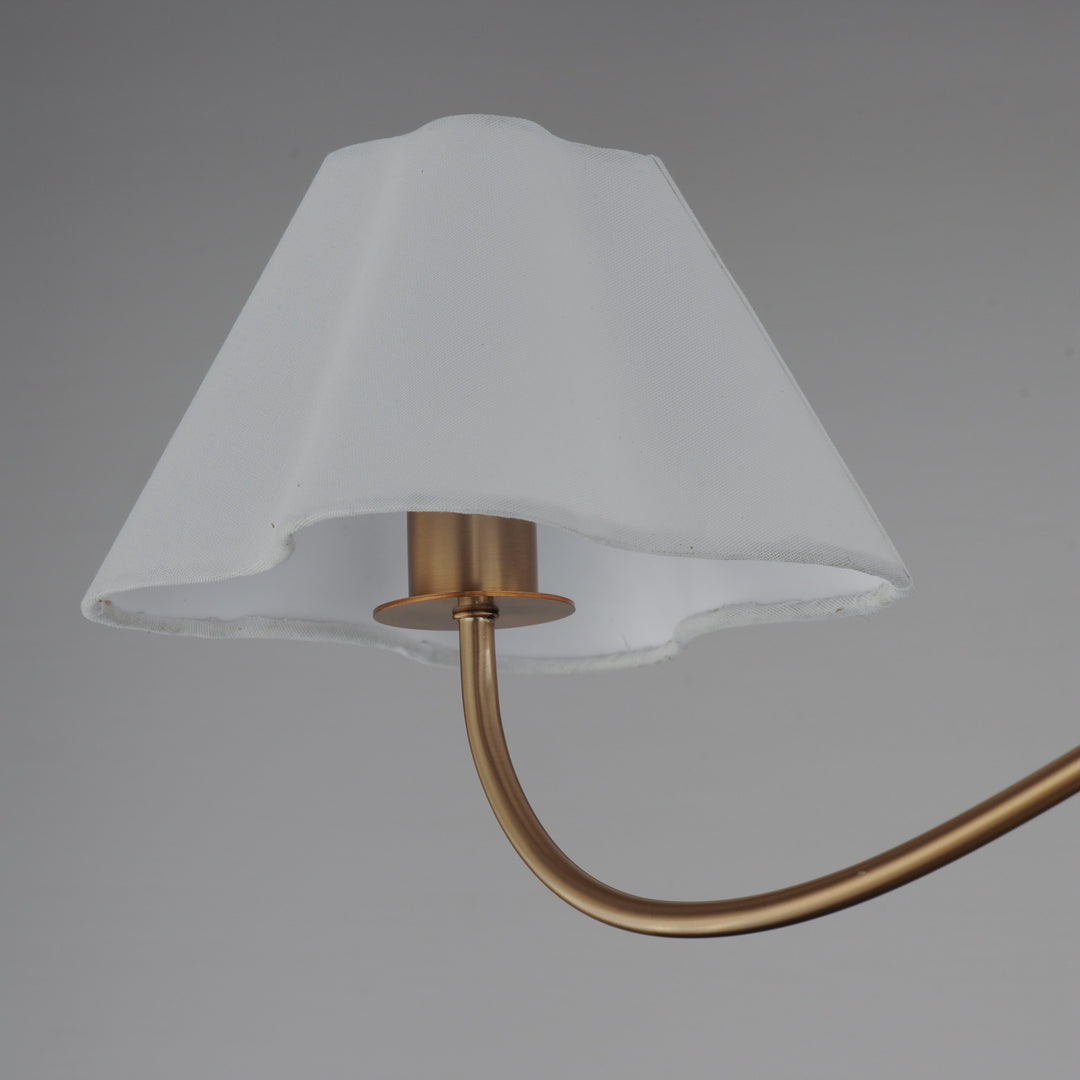 Lampe de table Maison Olive avec bras incurvé doré et abat-jour en tissu blanc cassé aux bords ondulés