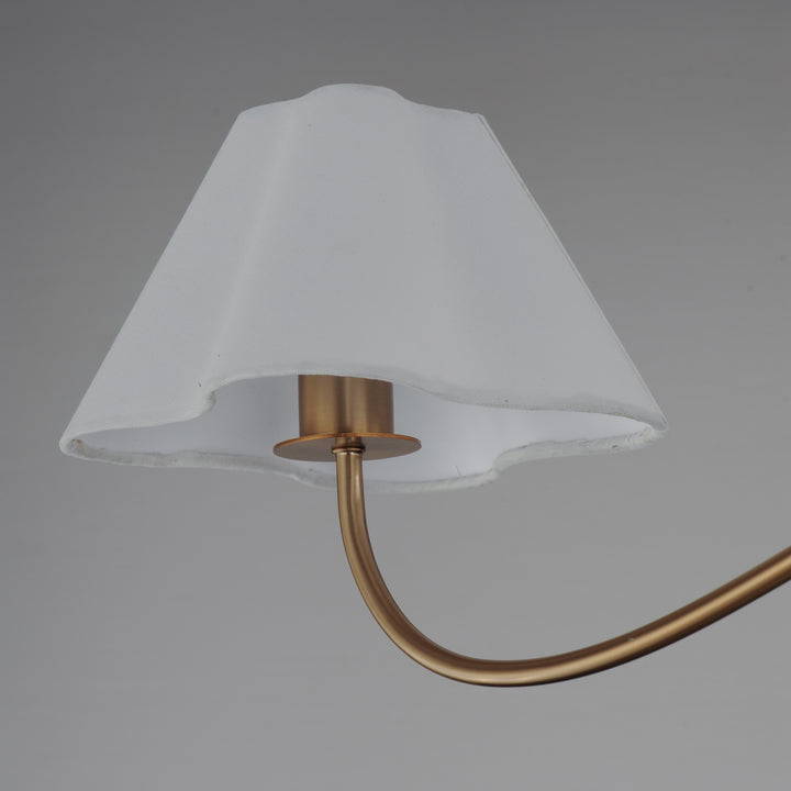 Lampe de table Maison Olive avec bras incurvé doré et abat-jour en tissu blanc cassé aux bords ondulés
