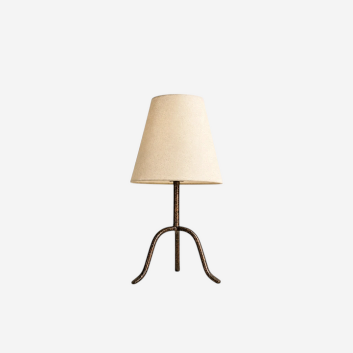 Lampe de table Maison Olive Collins avec abat-jour en lin beige et base trépied en fer forgé noir style industriel