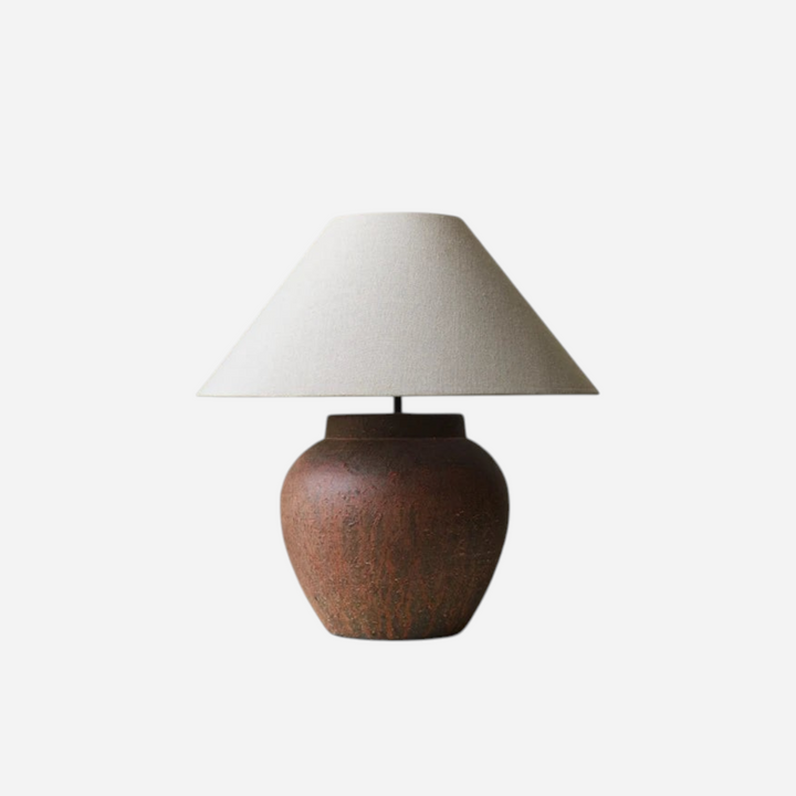 Lampe de table Maison Olive en terre cuite artisanale texturée avec un abat-jour en tissu beige