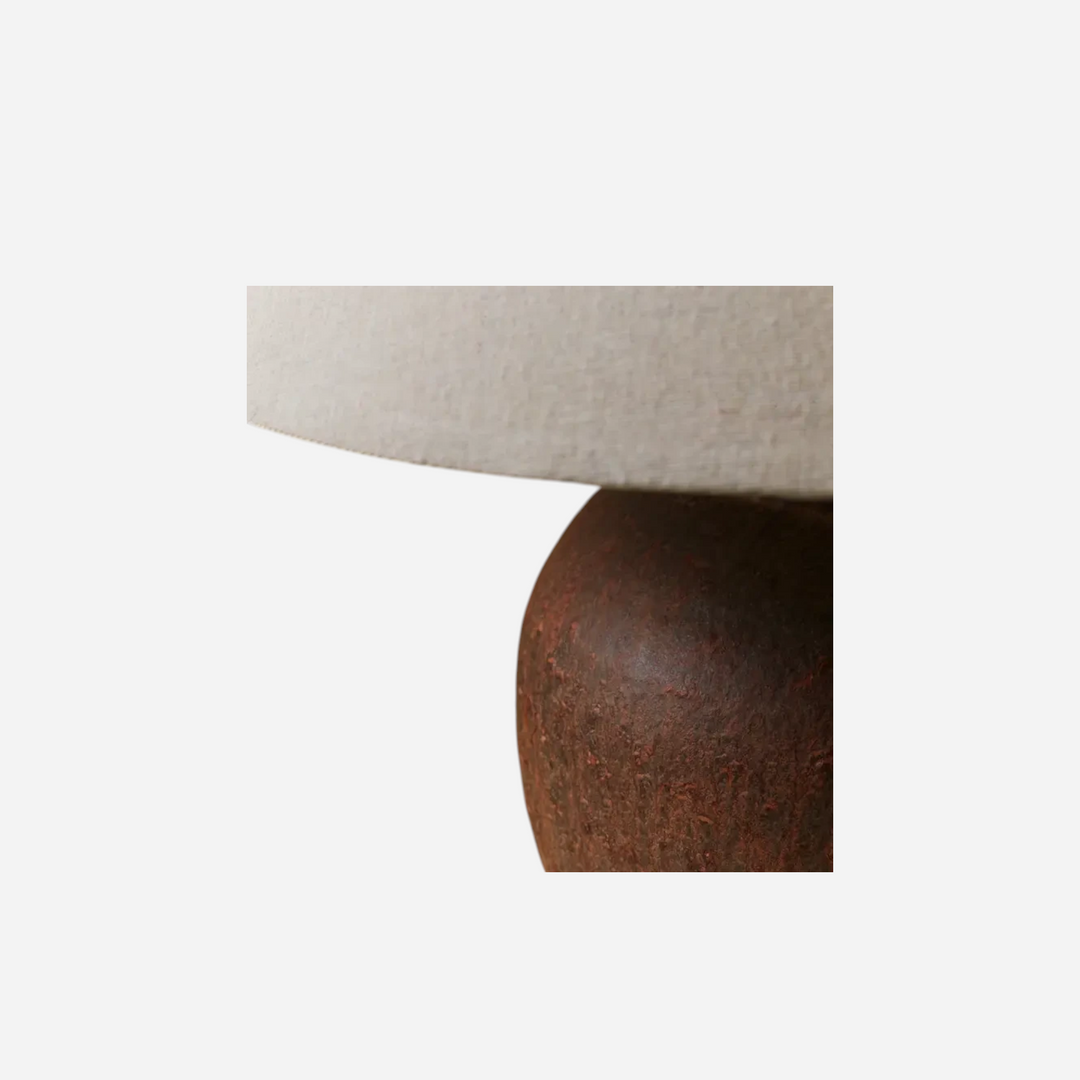 Lampe de table Maison Olive avec pied en terre cuite texturée brun foncé et abat-jour en tissu beige clair