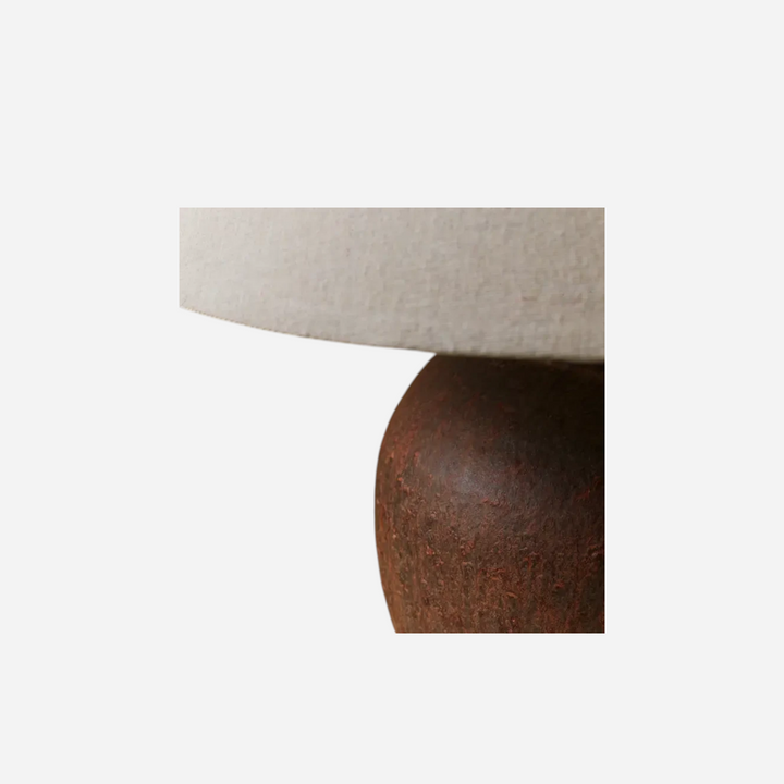 Lampe de table Maison Olive avec pied en terre cuite texturée brun foncé et abat-jour en tissu beige clair