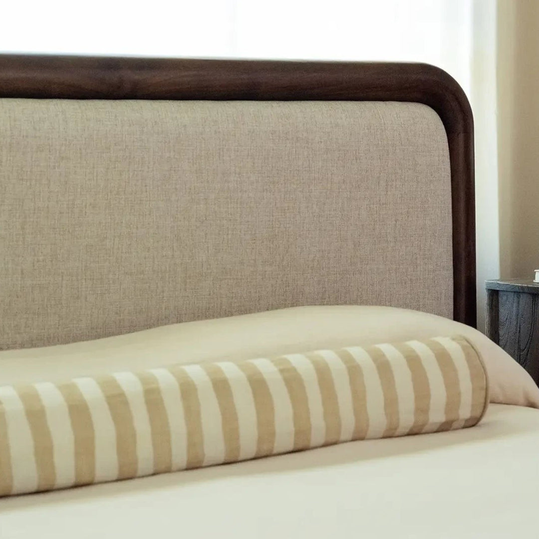 Tête de lit Maison Olive rembourrée en tissu beige avec cadre en bois massif sombre et coussin traversin rayé