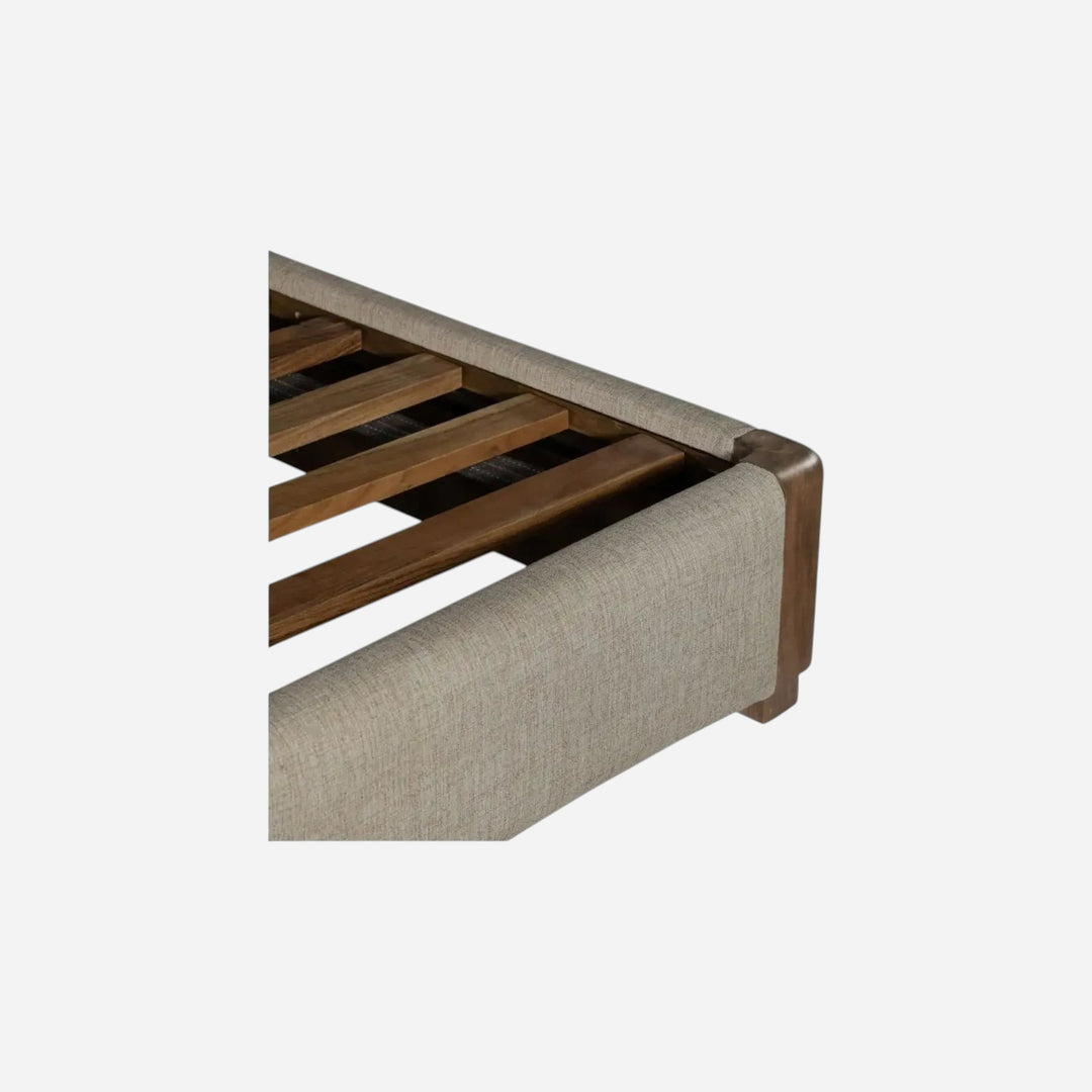 Détail du cadre de lit Maison Olive en tissu beige texturé avec structure en bois massif sombre et sommier à lattes