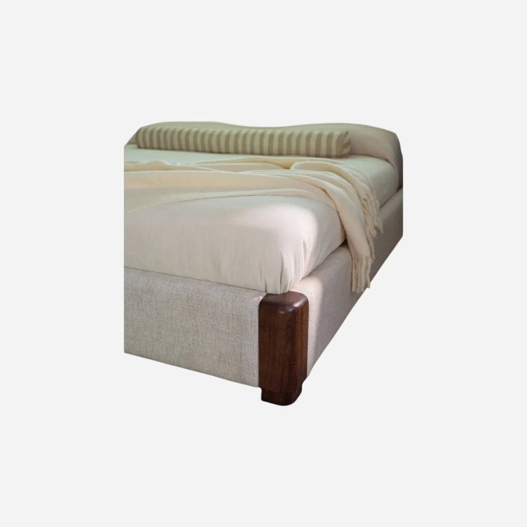 Lit Maison Olive avec cadre en bois massif sombre et revêtement en tissu beige texturé, design contemporain et épuré.