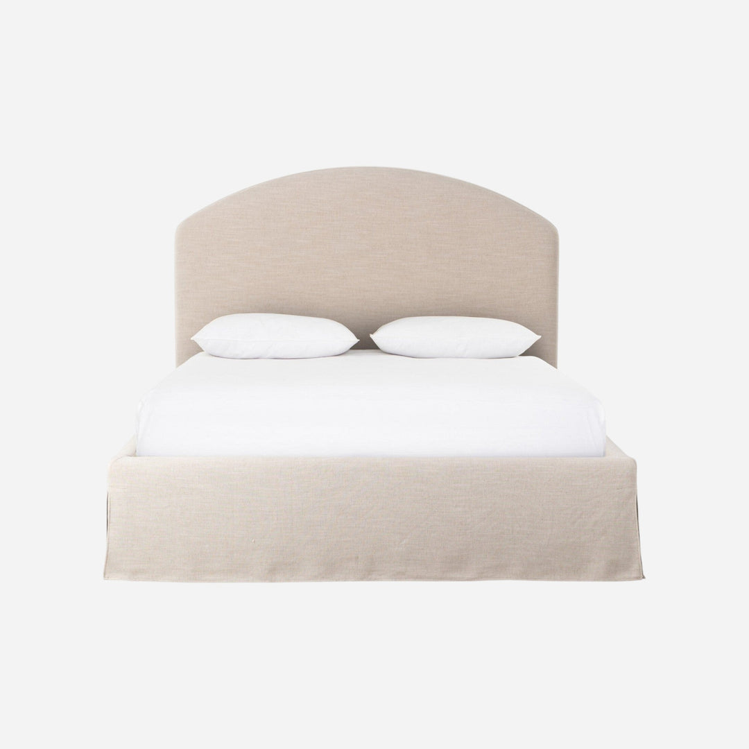 Lit Maison Olive capitonné crème avec jupe et tête de lit arquée, revêtement en tissu texturé.