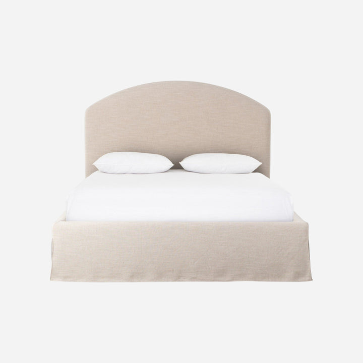 Lit Maison Olive capitonné crème avec jupe et tête de lit arquée, revêtement en tissu texturé.