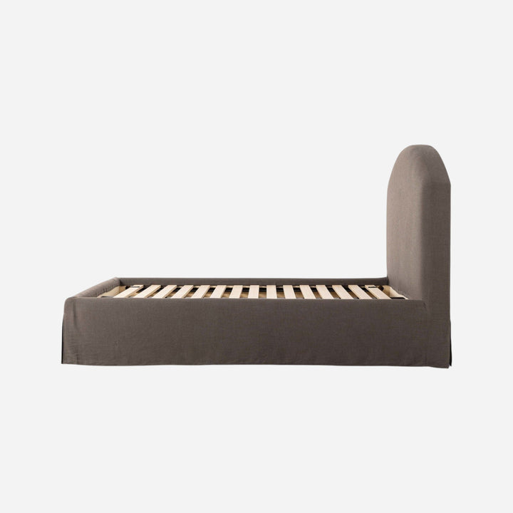 Lit capitonné Maison Olive en tissu texturé gris anthracite avec tête de lit arquée et jupe