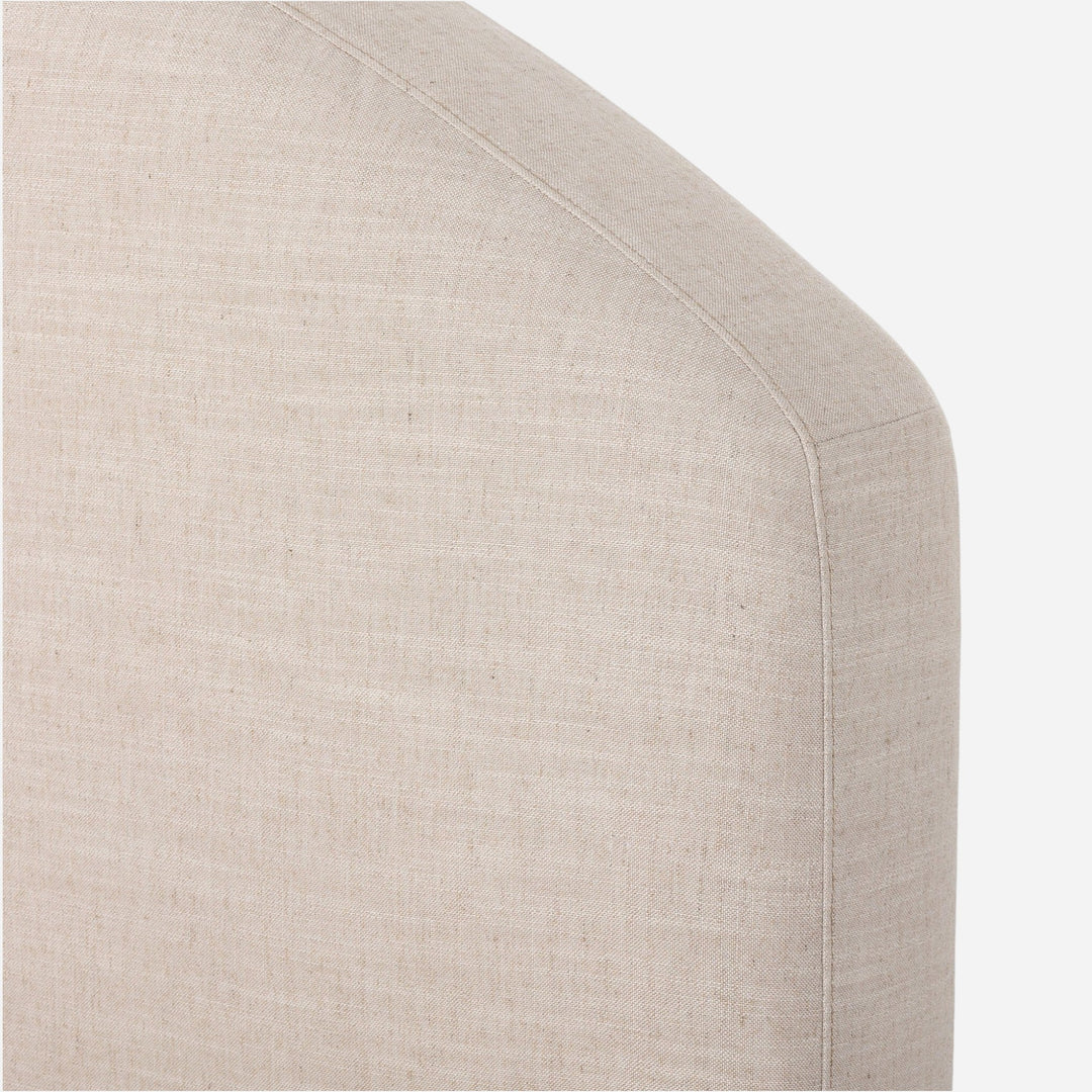 Lit capitonné Maison Olive en tissu texturé crème avec tête de lit arquée et jupe