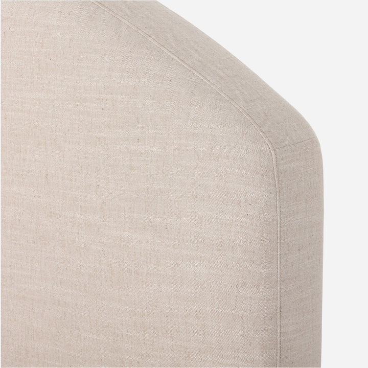 Lit capitonné Maison Olive en tissu texturé crème avec tête de lit arquée et jupe
