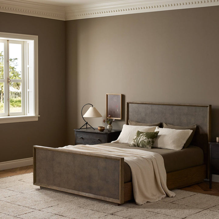 Maison Olive SALTA lit en chêne brun avec tête de lit en placage de chêne et motif coupe huître unique.