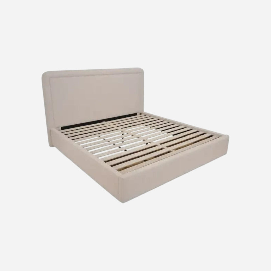 Lit coffre Maison Olive en tissu beige avec tête de lit arrondie et sommier à lattes intégré pour le rangement