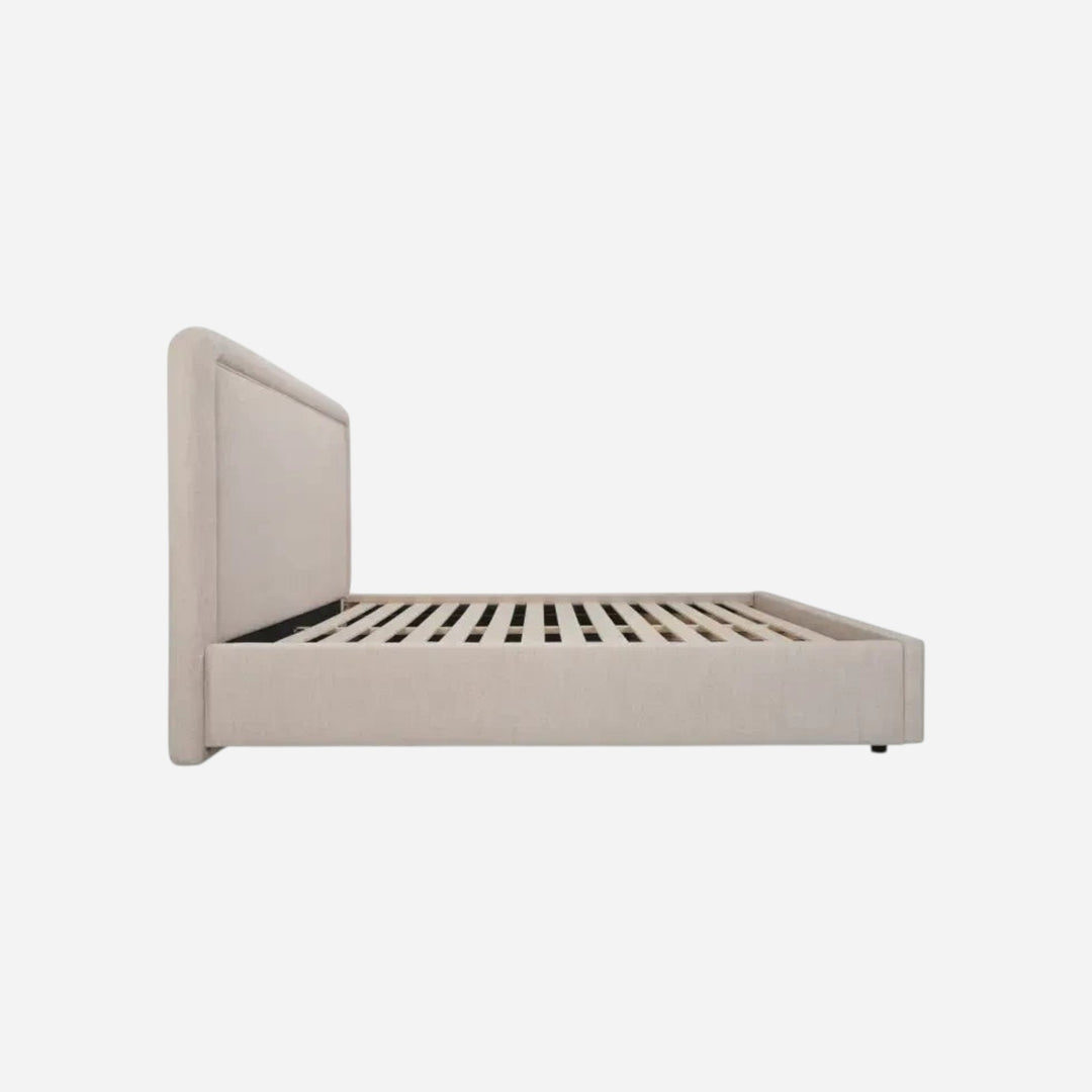 Lit coffre Maison Olive en tissu beige avec tête de lit arrondie et sommier à lattes, vue de profil