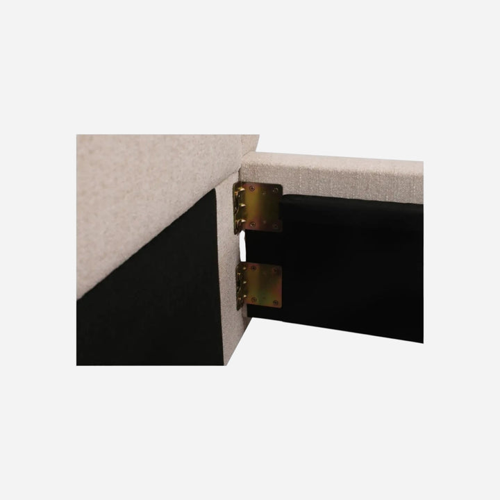 Détail des charnières métalliques robustes du lit coffre Maison Olive en tissu beige texturé