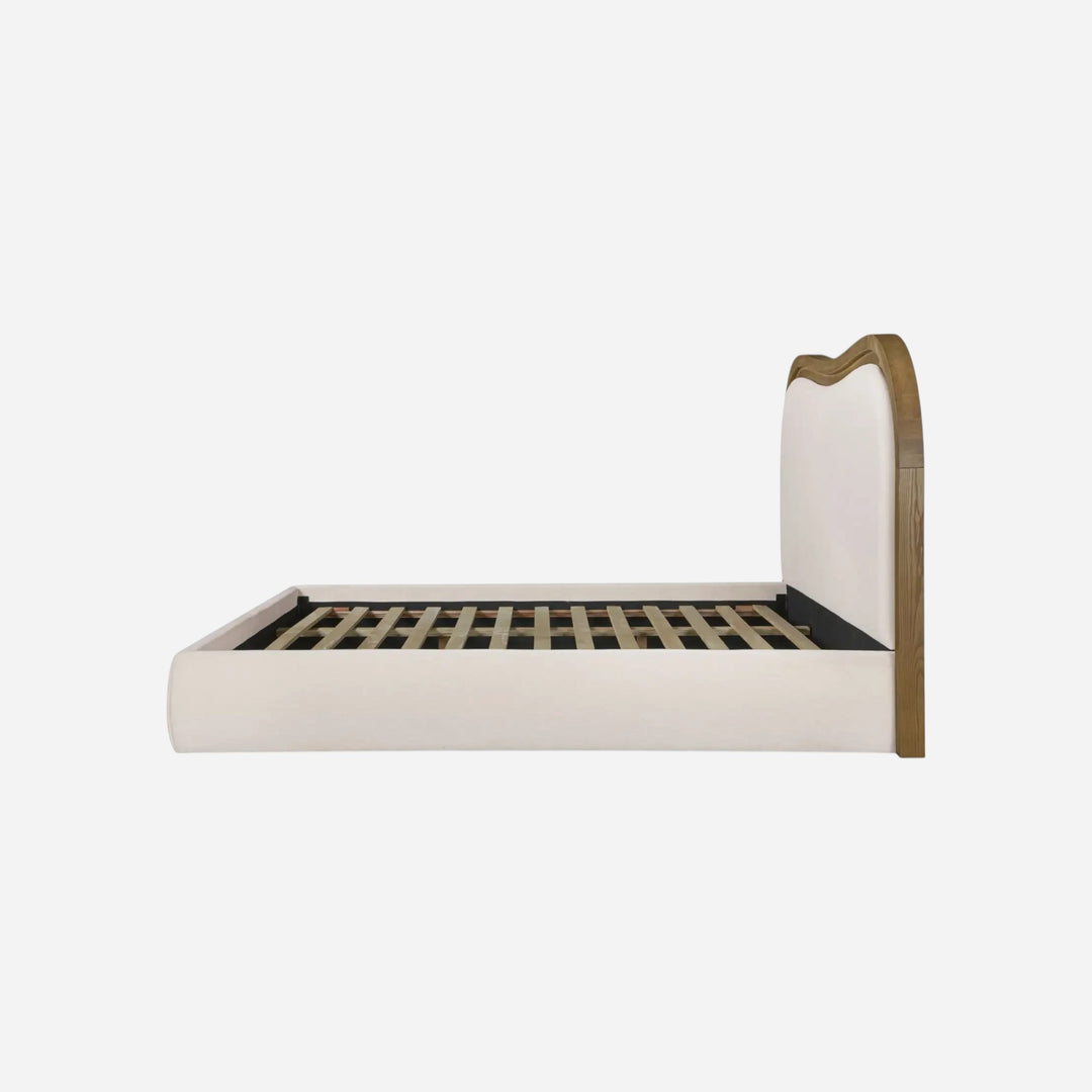 Lit EMMA Maison Olive avec tête de lit ondulée en tissu beige et structure en bois de frêne brun, vue de profil