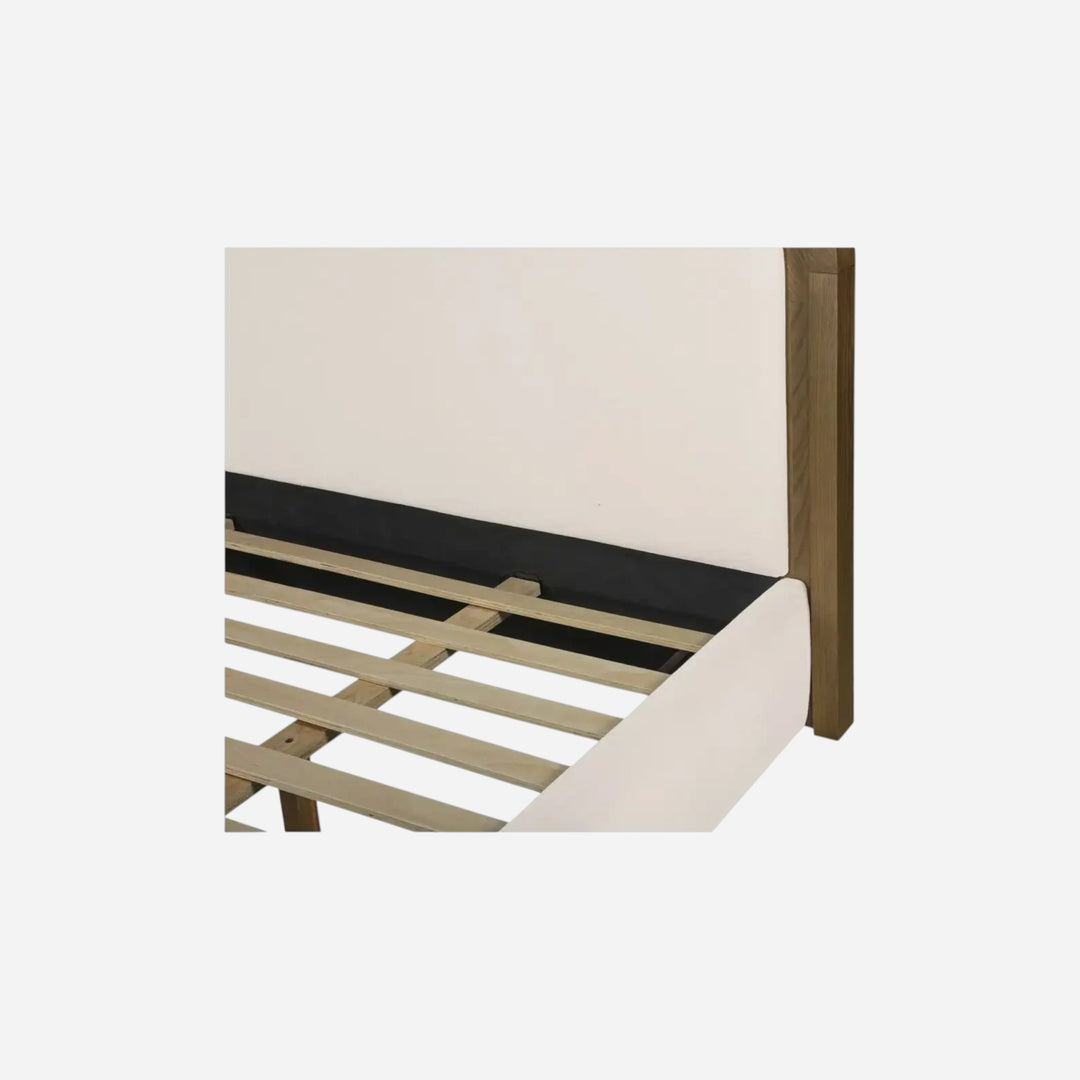 Détail de la structure en bois de frêne et lattes du lit EMMA Maison Olive avec revêtement en polyester beige