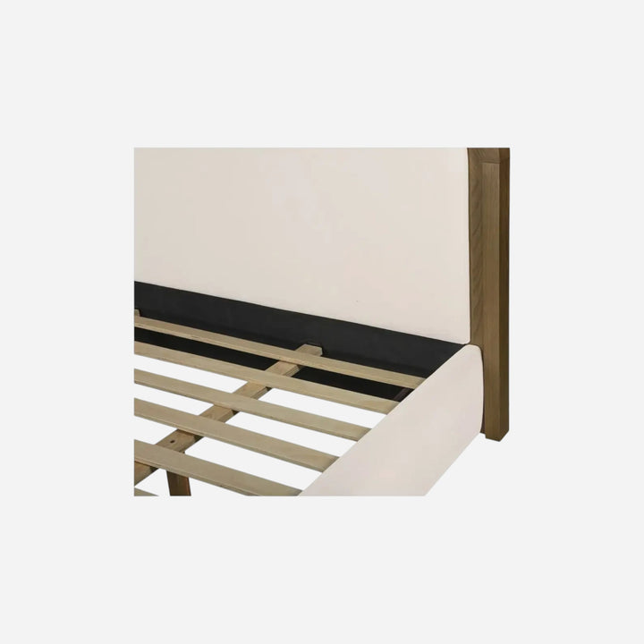 Détail de la structure en bois de frêne et lattes du lit EMMA Maison Olive avec revêtement en polyester beige