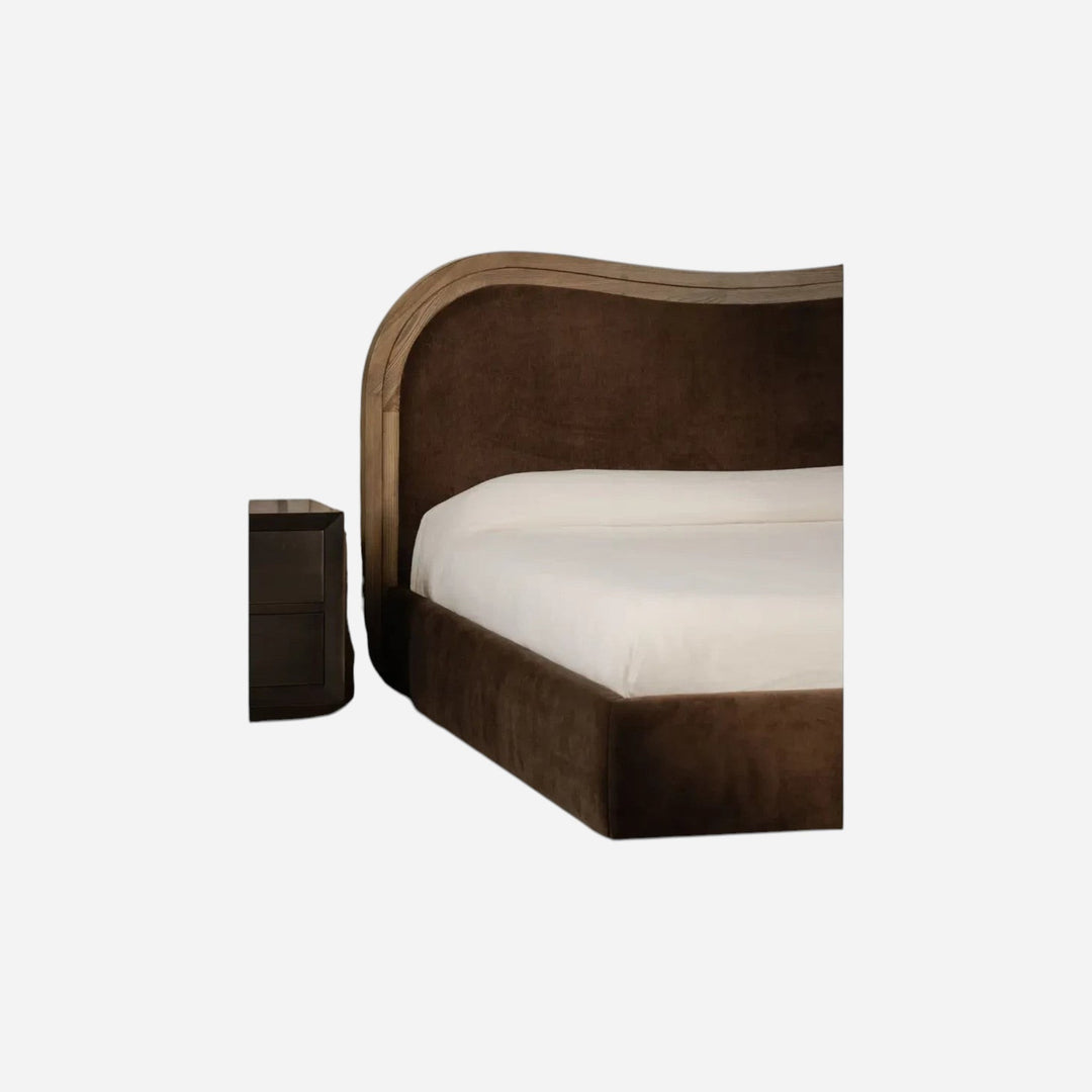 Lit EMMA Maison Olive en polyester brun avec tête de lit ondulée sculpturale et structure en bois de frêne