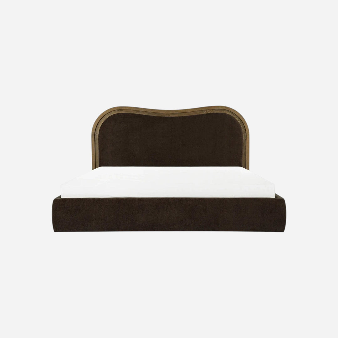 Lit EMMA Maison Olive avec tête de lit ondulée en tissu brun et cadre en bois de frêne au design Art déco