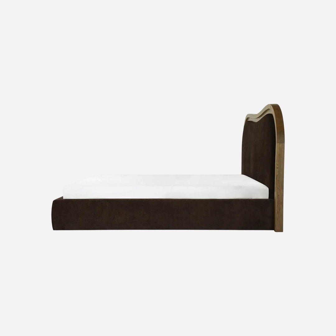 Lit Maison Olive EMMA avec tête de lit ondulée en tissu brun et structure en bois de frêne, vue de profil