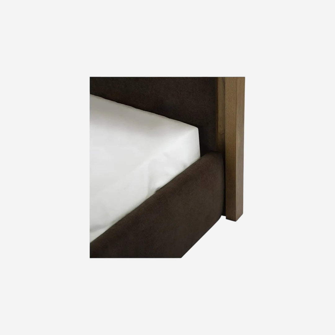 Gros plan sur le lit Maison Olive EMMA en tissu brun avec structure en bois de frêne et matelas blanc