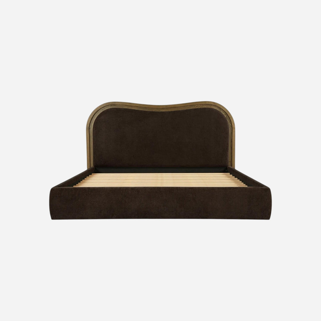 Lit Maison Olive EMMA avec tête de lit ondulée en tissu brun et structure en bois de frêne sur fond blanc