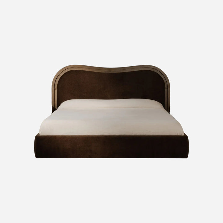 Lit Maison Olive EMMA avec tête de lit ondulée en tissu brun et cadre en bois de frêne, style Art déco.