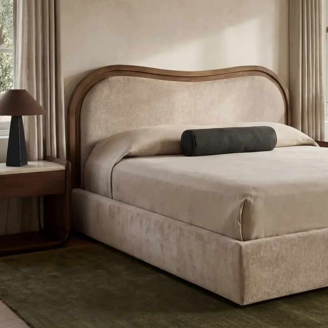 Lit Maison Olive EMMA avec tête de lit ondulée en tissu beige et cadre en bois de frêne brun dans une chambre chic