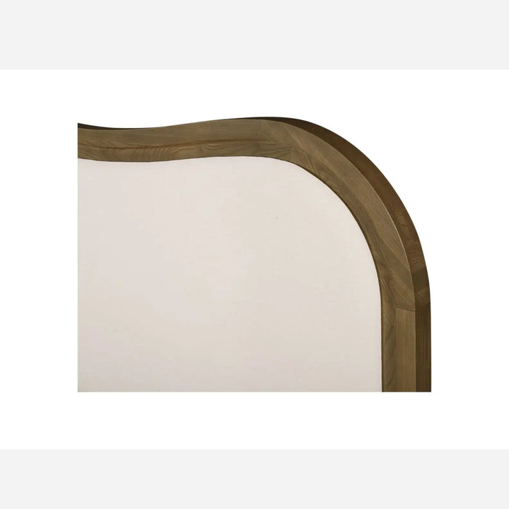 Gros plan sur la tête de lit Maison Olive EMMA aux courbes Art déco en bois de frêne brun et revêtement beige doux