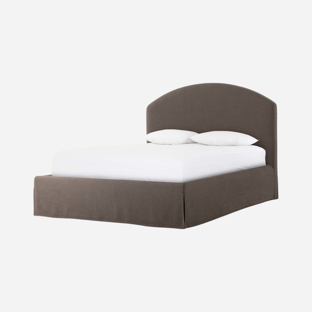 Lit Maison Olive en tissu texturé gris avec tête de lit arquée et jupe, 2 oreillers blancs.