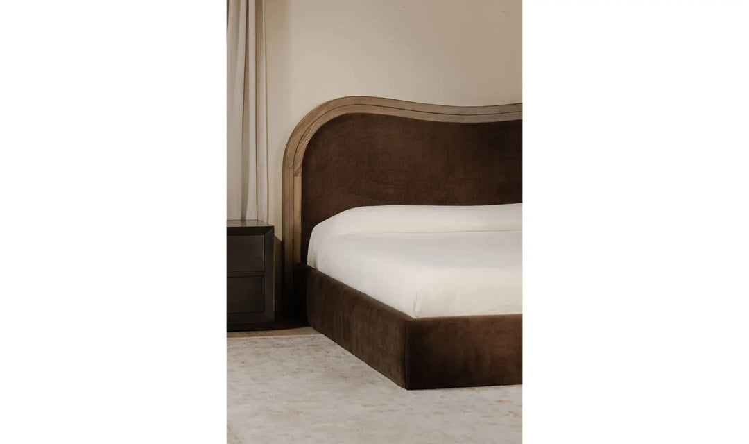 Cadre de lit Maison Olive rembourré en tissu brun avec structure en bois massif incurvée et design élégant