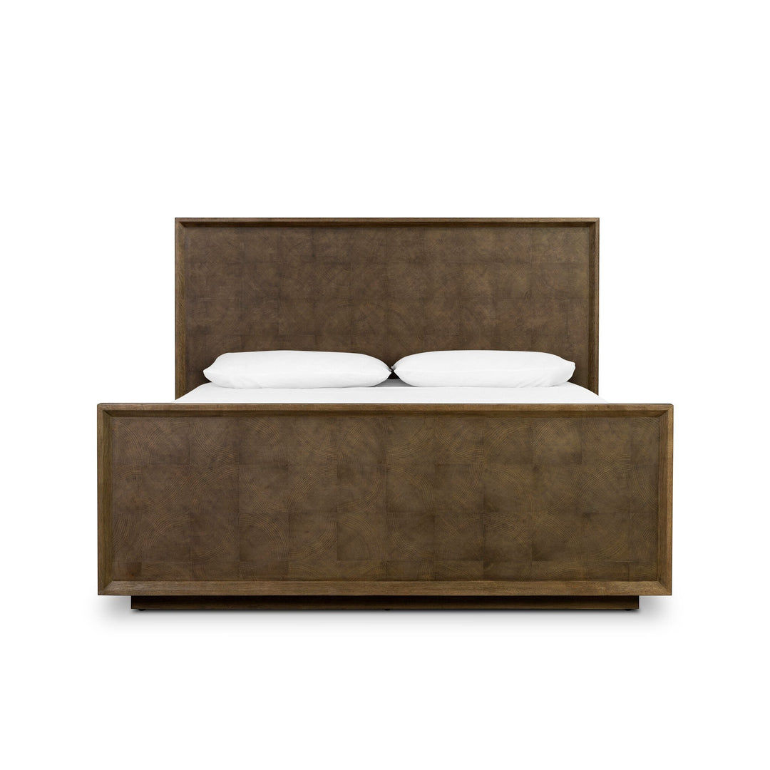 Maison Olive Lit SALTA en chêne brun avec tête de lit et cadre en placage de chêne à motif coupe huître unique.