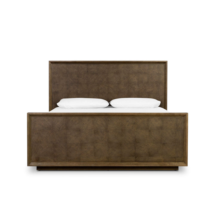 Maison Olive Lit SALTA en chêne brun avec tête de lit et cadre en placage de chêne à motif coupe huître unique.