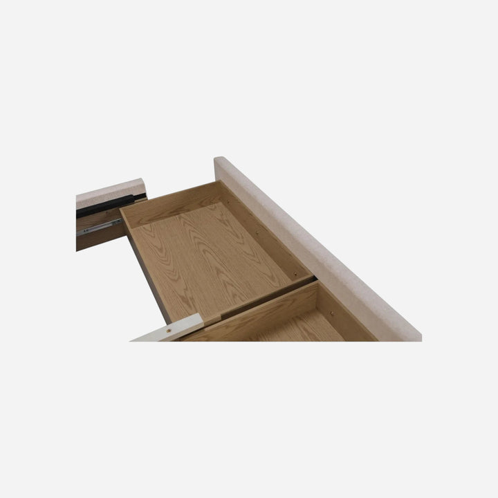 Tiroir de rangement en bois clair intégré sous le lit rembourré beige de Maison Olive