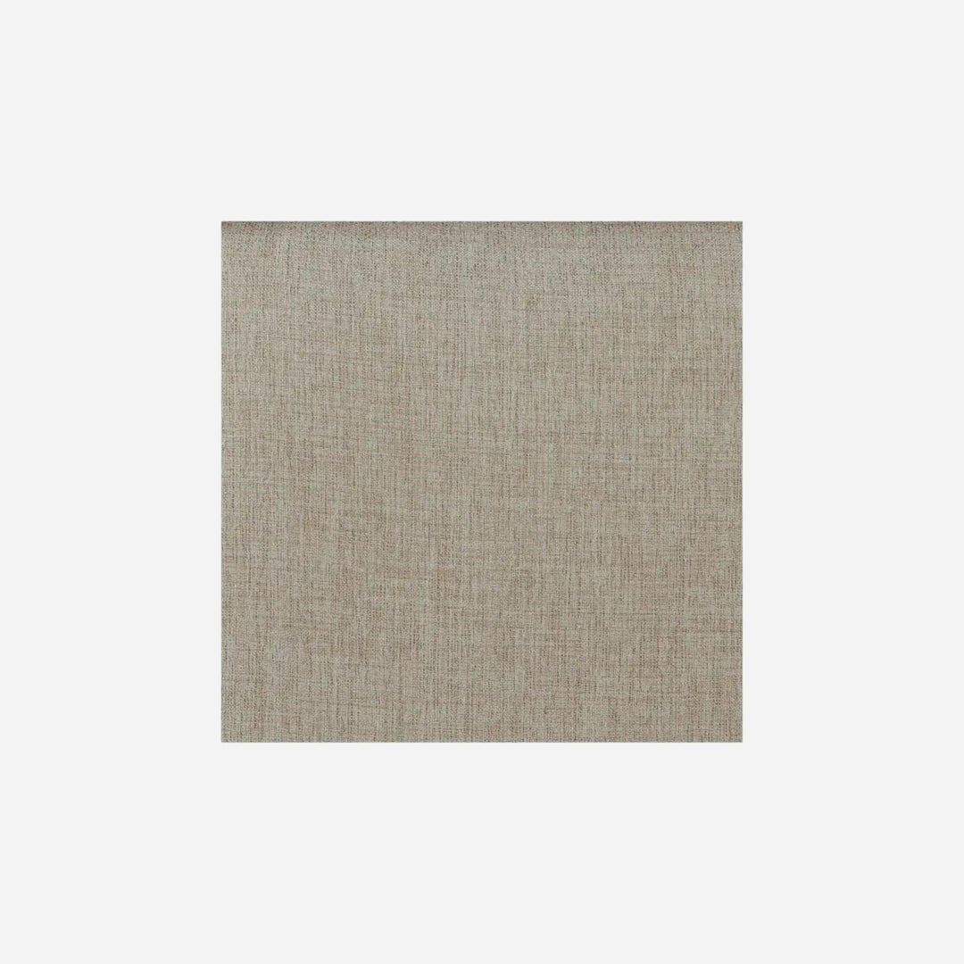 Gros plan sur le revêtement en tissu texturé beige de la tête de lit Maison Olive au design contemporain