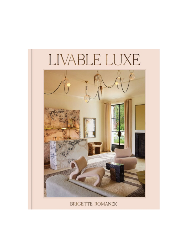 Livre de décoration intérieure Maison Olive intitulé LIVABLE LUXE présentant un salon luxueux avec fauteuils design