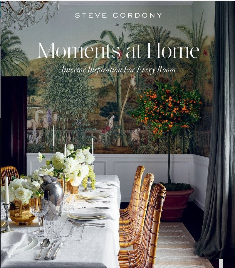 Livre de décoration Maison Olive Moments at Home par Steve Cordony présentant une salle à manger élégante et fleurie