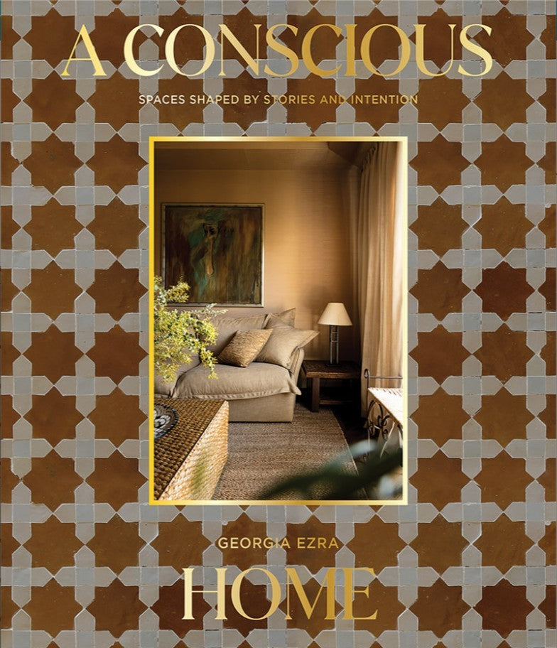 Livre de design d'intérieur A Conscious Home par Georgia Ezra, édité par Maison Olive, avec une couverture texturée.
