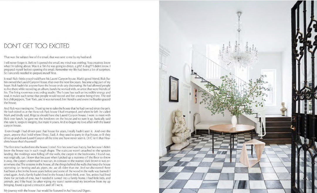 Page du livre Maison Olive montrant un intérieur élégant avec un escalier, un lustre en cristal et un sol en damier