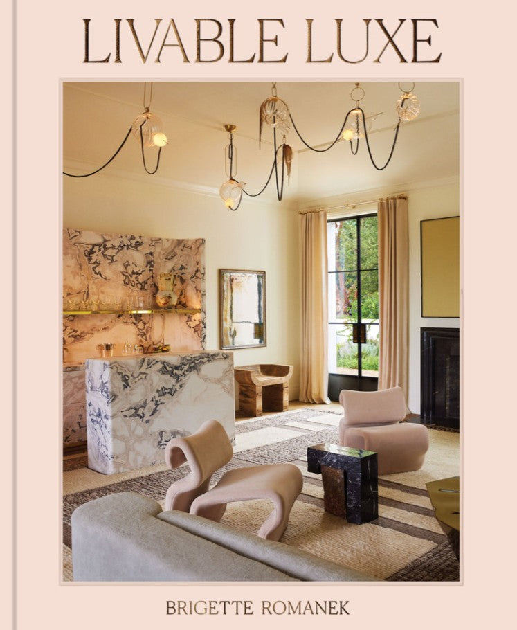 Couverture du livre Maison Olive Livable Luxe montrant un salon élégant avec fauteuils organiques et bar en marbre