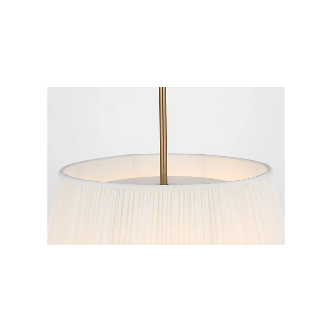 Maison Olive lustre abat-jour plissé crème avec tige métallique argentée, lumière douce et chaleureuse.