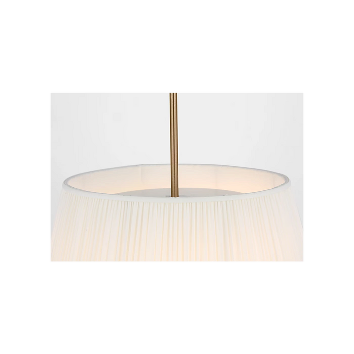 Maison Olive lustre abat-jour plissé crème avec tige métallique argentée, lumière douce et chaleureuse.