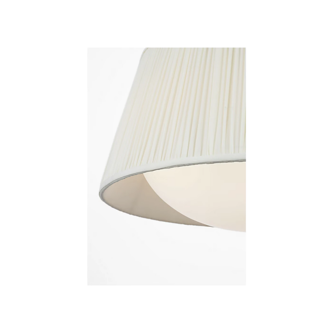 Maison Olive lustre abat-jour plissé crème avec structure argentée, lumière douce et chaleureuse.