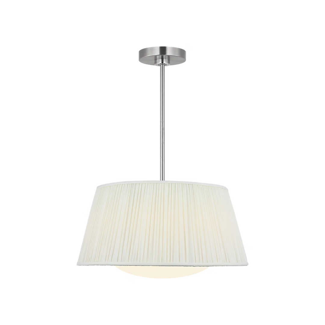 Maison Olive lustre abat-jour plissé crème avec structure métal brossé argenté, éclairage doux.
