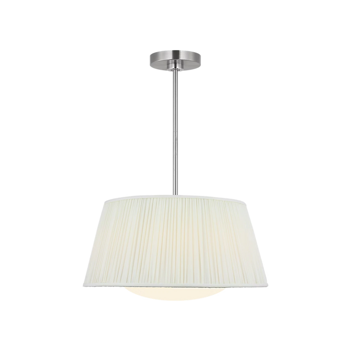 Maison Olive lustre abat-jour plissé crème avec structure métal brossé argenté, éclairage doux.