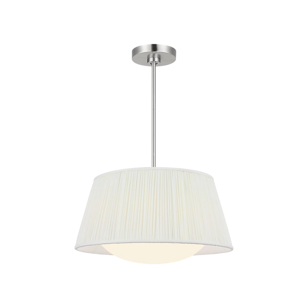 Maison Olive lustre abat-jour plissé crème avec structure argentée brossée, éclairage doux et élégant.