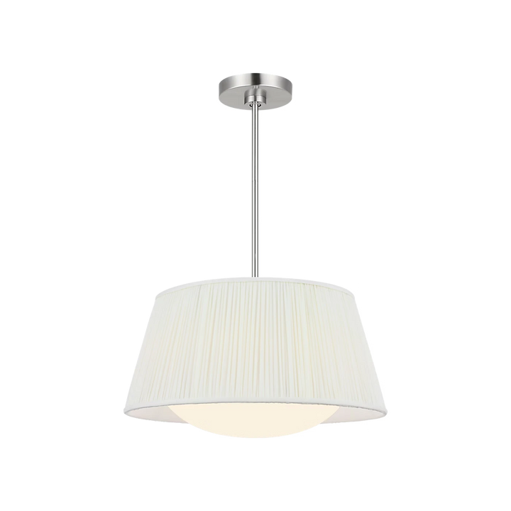 Maison Olive lustre abat-jour plissé crème avec structure argentée brossée, éclairage doux et élégant.