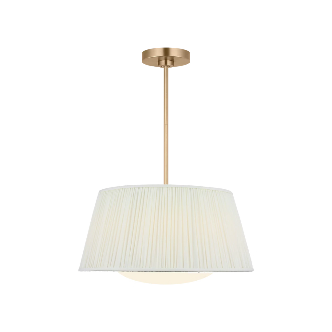 Maison Olive lustre abat-jour plissé crème avec structure métal brossé argenté, lumière douce.