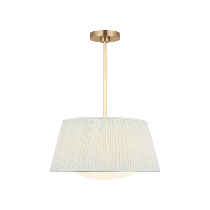 Maison Olive lustre abat-jour plissé crème avec structure métal brossé argenté, lumière douce.